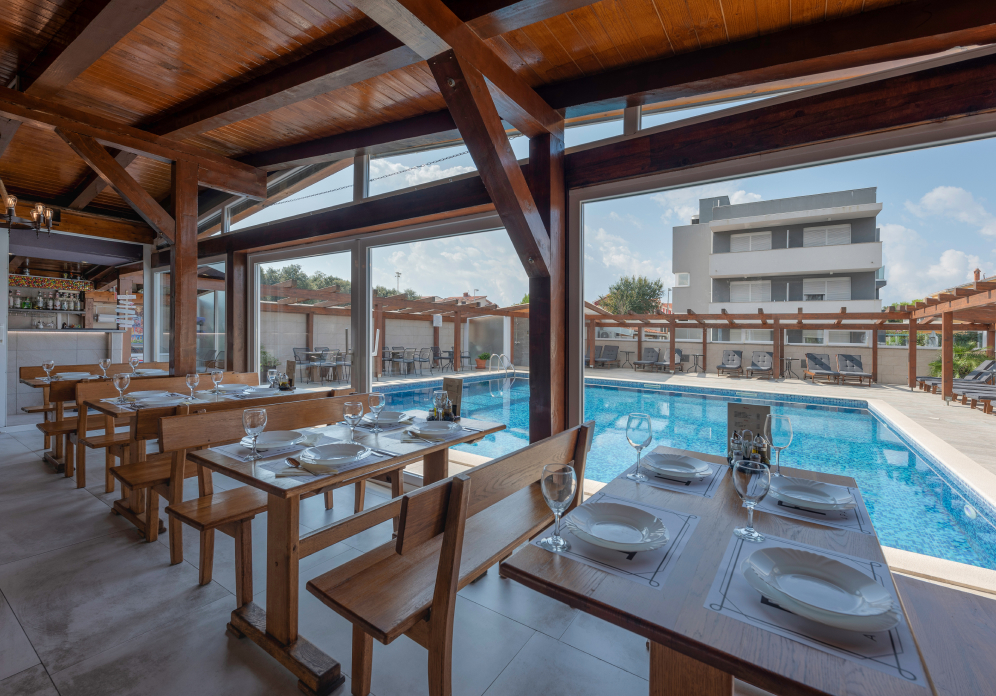 Restaurant & Pool bar